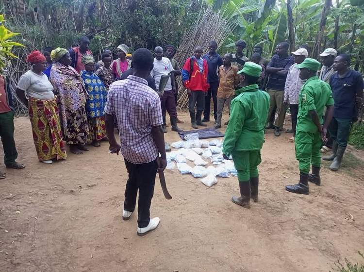 Ubwo bashakishaga abari bataburuye inka bageze mu rugo rwa Manizabayo bahasanga magendu y'inzoga 