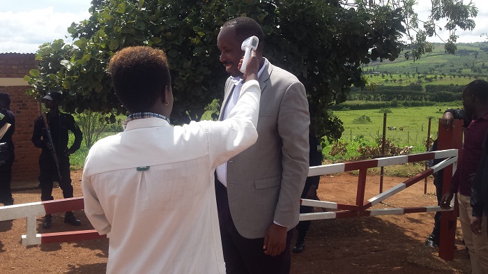 Mbere y'uko Abanyarwanda bagaruka mu gihugu babanje gupimwa Ebola kuko bari bahuye n'Abagande kandi yaragaragayeyo