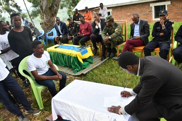 Abanyeshuri bari ku rugerero basinyanye imihigo n'ubuyobozi bw'umurenge ku kurandura umwanda