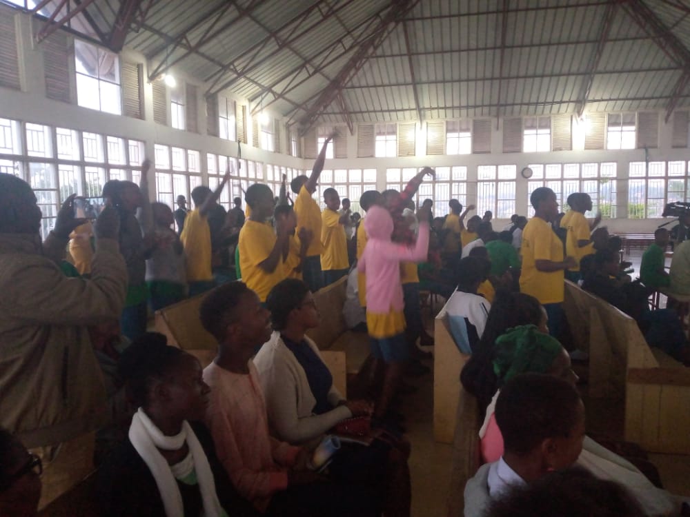 Bamwe kwihangana byanze barahaguruka bamufasha kuririmba