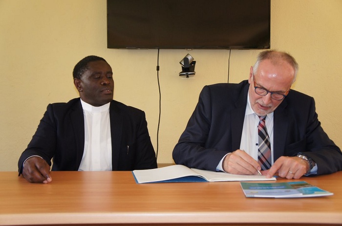 Umuyobozi wa Kaminuza ya Mainz yanditse mu gitabo cy