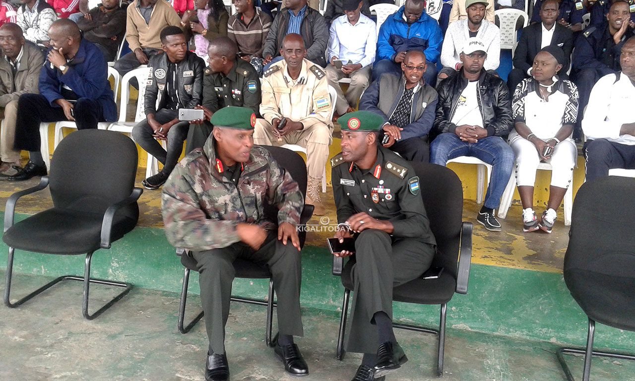Maj Gen Mubaraka Muganga Visi Perezida wa APR FC aganira na Brig Gen Eugene Nkubito uyobora ingabo mu ntara y'Amajyaruguru mbere y'umukino