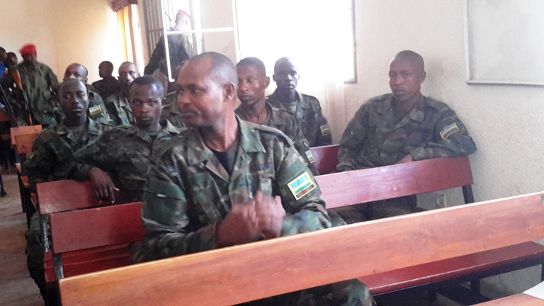 Maj Dr Aimable Rugomwa (w'imbere) ubwo yari ari mu rukiko