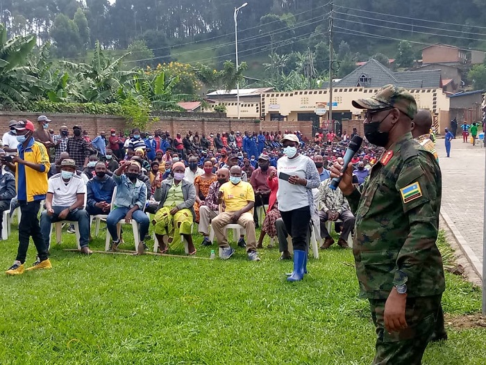 Maj Gen Eric Murokore yaganiriye n'Abanyamusanze bitabiriye umuganda