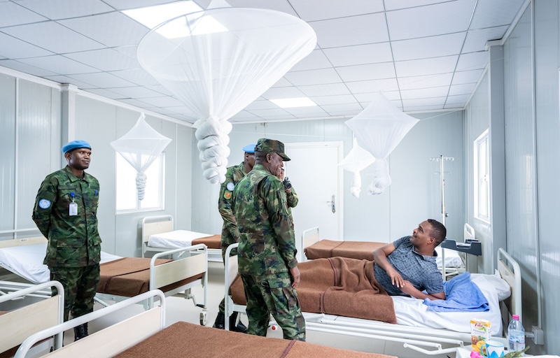 Major General Vincent Nyakarundi yasuye n'ibitaro bya MINUSCA aganira n'abarwariyemo