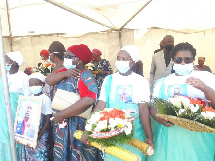 Abandi bo mu muryango we batwaye indabo