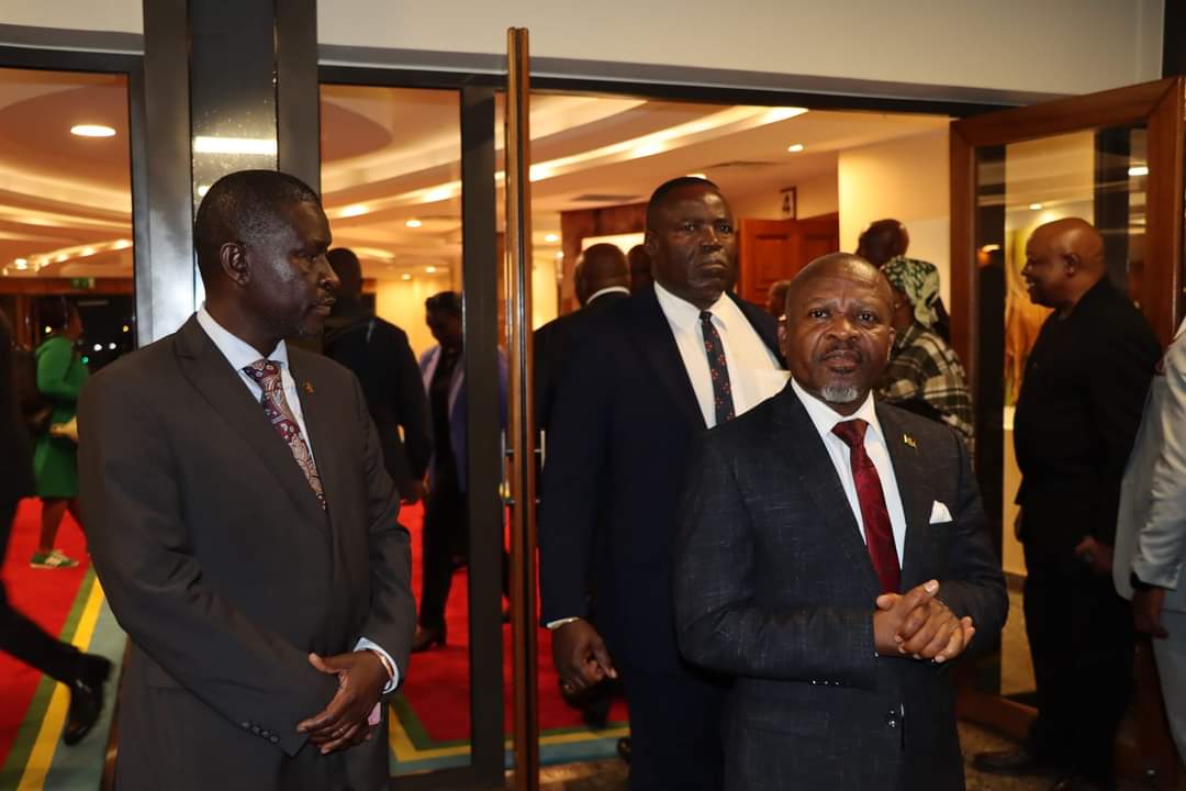 Visi Perezida wa Malawi, Dr Michael Usi (uri imbere wahuje ibiganza) yaserukiye igihugu cye mu irahira rya Perezida Kagame