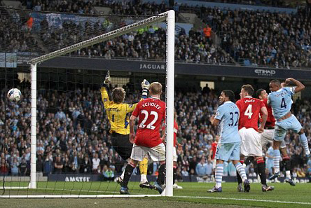 Ku munota wa 45 kapiteni wa Manchester city Vincent Kompany yatsinze igitego n'umutwe ku mupira wari uvuye muri koroneri.