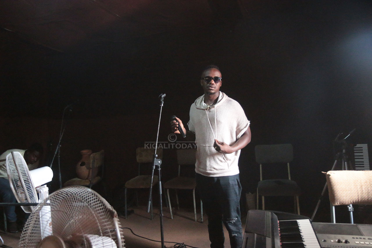 Mani Martin mu myiteguro yo kumurika umuzingo we wa gatanu