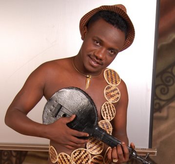 Mani Martin ni umwe mu bahanzi nyarwanda bagezweho akaba azwiho kuririmba by'umwimerere.