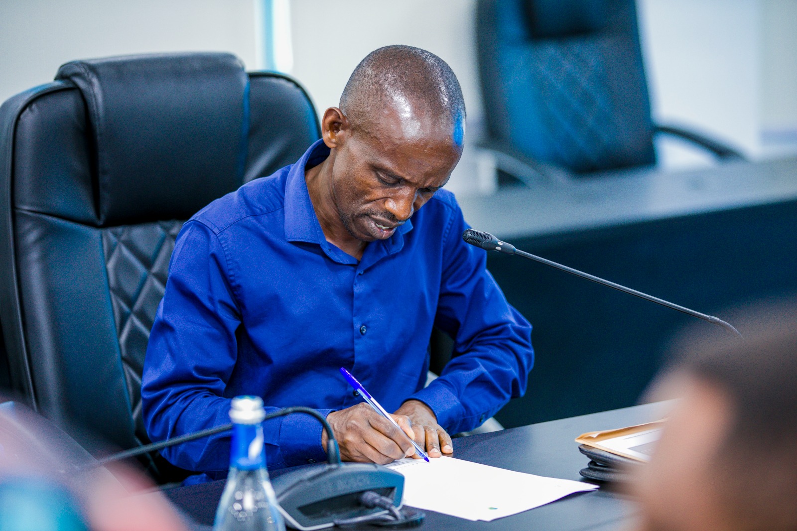 Herman Manirareba yazanye ibyangombwa biburamo imikono y'abantu 600