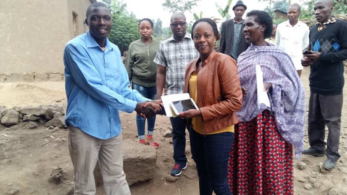 Maniriho Emmanuel asurwa n'intumwa z'umushinga SPARK