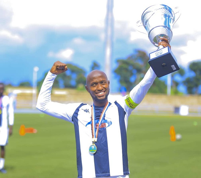 Kapiteni wa APR FC Manzi Thierry yashimishijwe guterura igikombe
