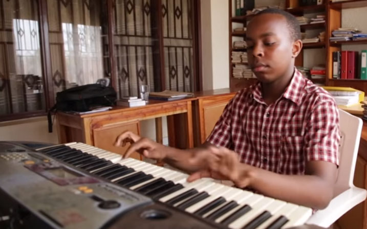 Uyu mwana ni n'umuhanga cyane mu gucuranga Piano