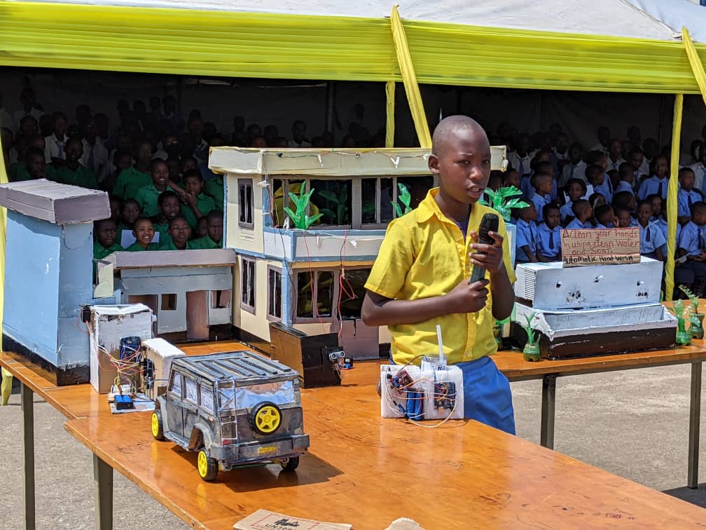 Manzi Jean Luc yerekana uko ikorananuhanga yavumbuye we Ashimwe ryafasha mu gusigasira umutekano no kwita ku isuku