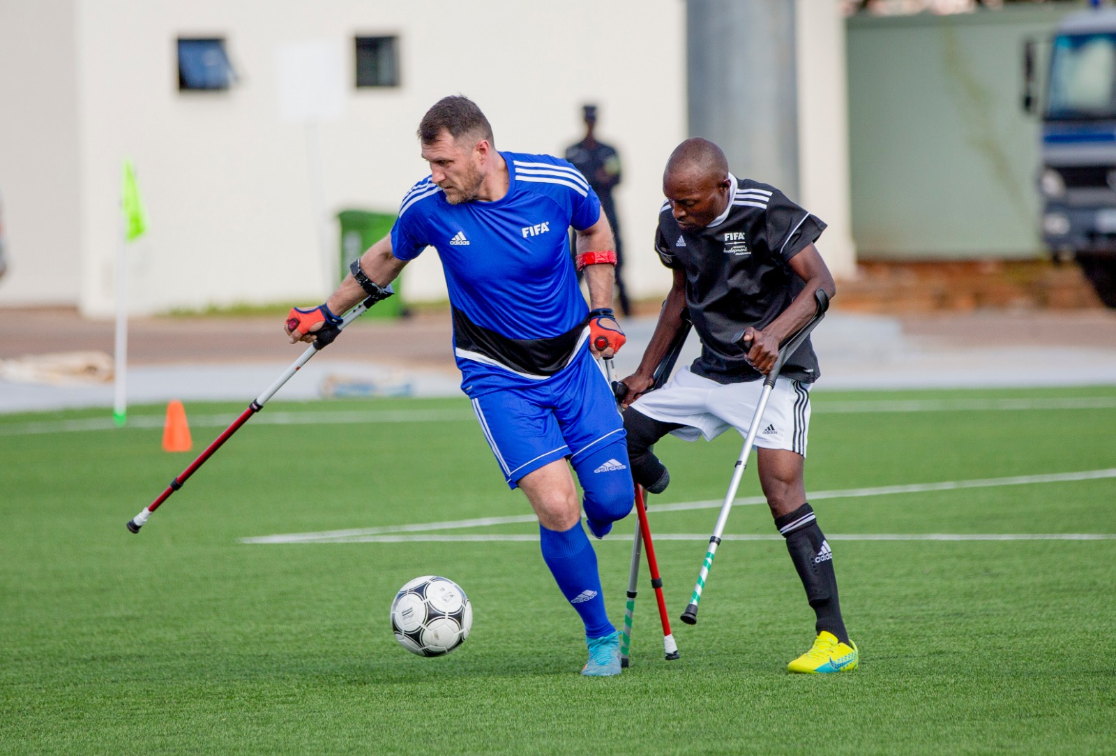 Marcin Oleksy (wambaye ubururu) ubwo yari mu kibuga