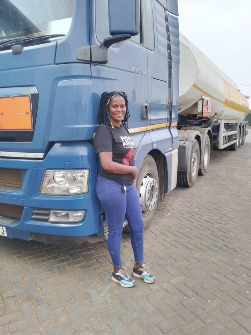 Martine Mutumwinka atwara ikamyo yo mu bwoko bwa ‘Mani