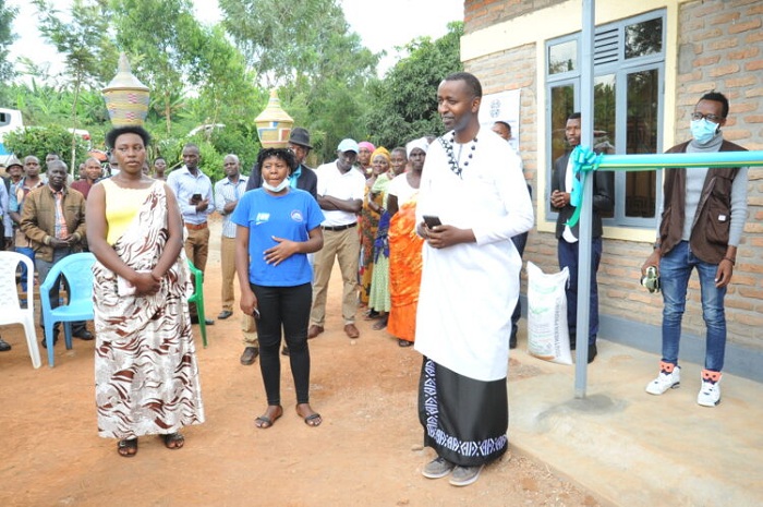 Ubuyobozi bw'Umurenge wa Masaka hamwe n'abaturanyi ba Mukancogoza baje kumushimira