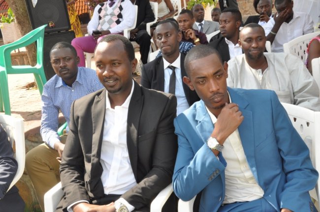 Umutoza Mashami wa APR FC(ibumoso) n'uwa Police Maso(inyuma ibumoso) babirebaga...