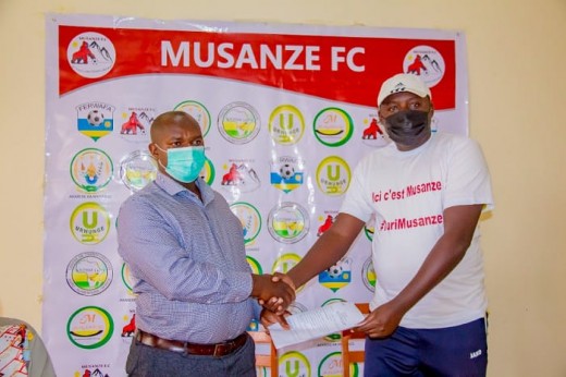 Ubwo Nshimiyimana Maurice yasinyaga amasezerano