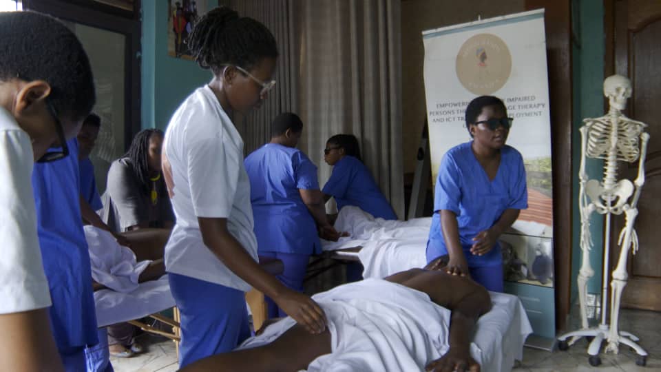 Bakora akazi kabo kinyamwuga