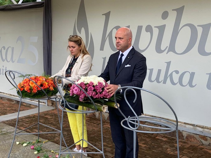 Ambasaderi w'u Butaliyani mu Rwanda, Massimiliano Mazzanti na Madamu, bashyize indabo ku rwibutso rwa Jenoside yakorewe Abatutsi rwa Kigali ruri ku Gisozi