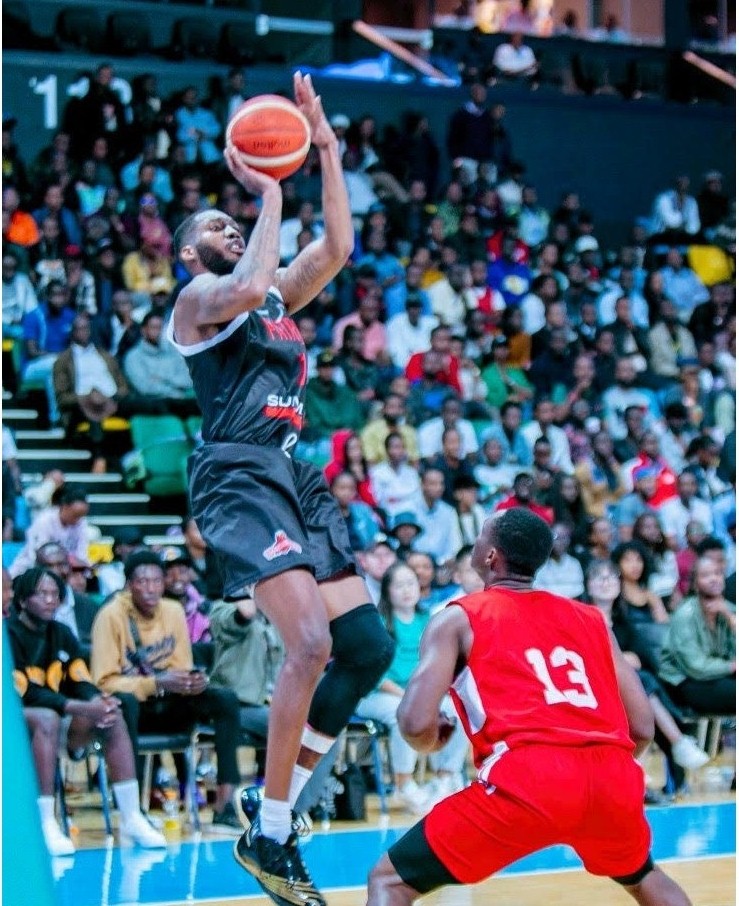 Kendall Gray wa Patriots agerageza gutsinda amanota imbere ya Kaje Elie 