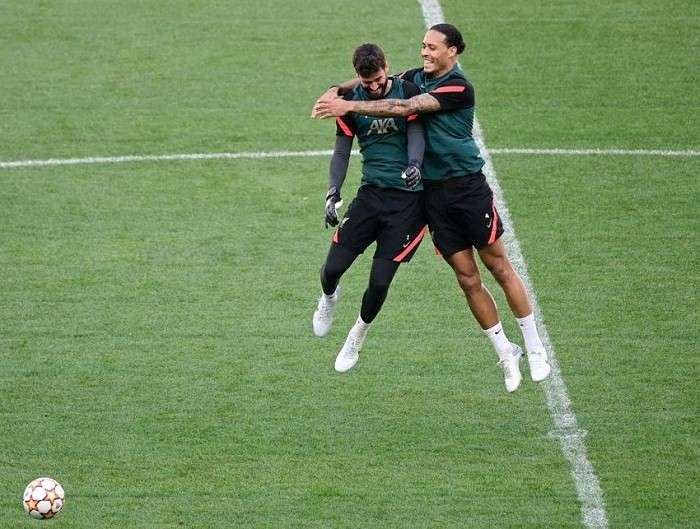 Umunyezamuzu Alisson Becker na myugariro Virgil Vandijk bitezweho kurinda izamu rya Liverpool 