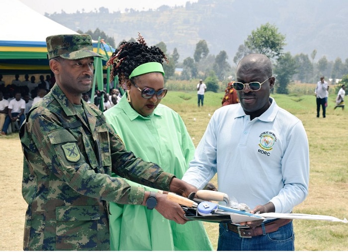 Abayobozi baha umwe mu bitandukanyije na FDLR ibikoresho by
