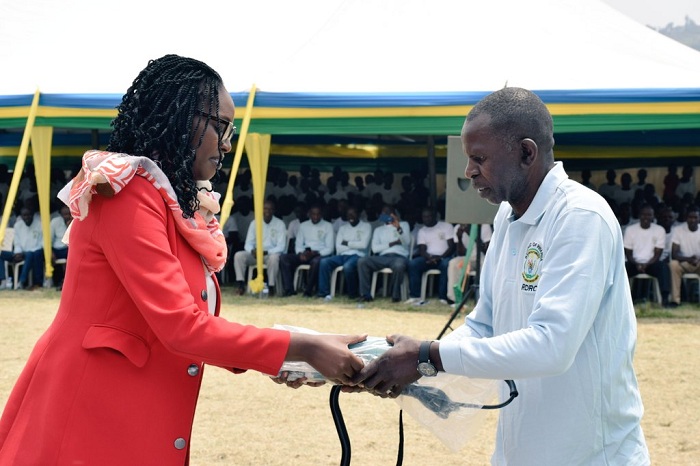 Minisitiri Claudette Irere, ashyikiriza umwe mu bahuguwe ibikoresho by'umwuga