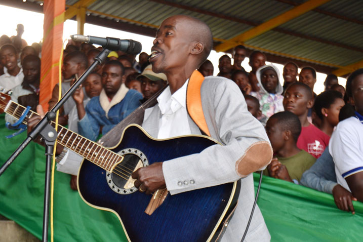 Mavenge Sudi aha yari arimo kuririmba anacuranga muri Stade Ubworoherane y'Akarere ka Musanze