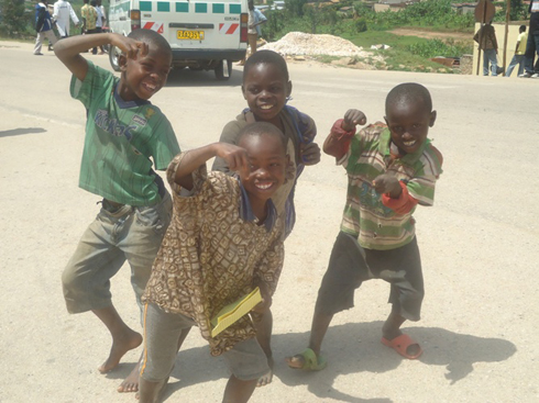 Aba bana bataye imiryango yabo batunzwe no gusabiriza.