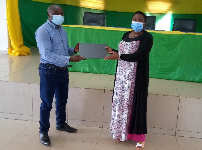 Mayor Uwanyirigira Marie Chantal aha mudasobwa umwe mu bazigenewe