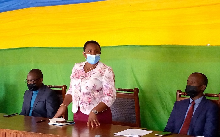 Mayor Uwanyirigira asanga kurengera umwana agakurwa mu bukene, bituma n'Akarere karushaho kwesa imihigo