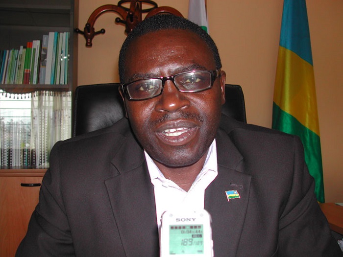 Umuyobozi w'Akarere ka Gakenke Nzamwita Deogratias yizeza abaturage ko imirimo yo gutunganya imihanda mishya izagenda neza