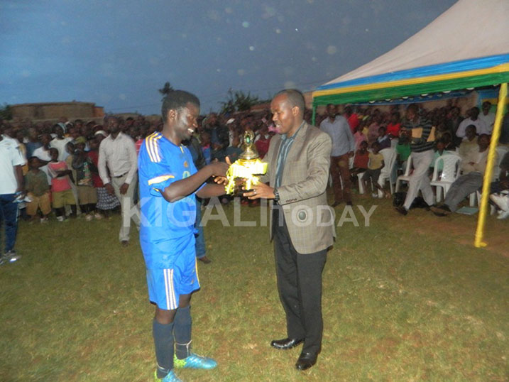 Rutsinga ashyikiriza igikombe ikipe ya Musambira.