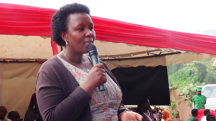 Mayor Mutakwasuku asaba imbabazi abaturage kubera gutinda kubaha amafaranga bakoreye muri VUP.