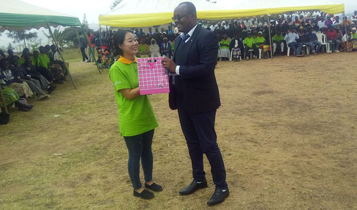 Umuyobozi w'Akarere ka Kamonyi, Aimable Udahemuka, aha impano umwe mu bakorerabushake b'Abanyakorey babanaga n'abaturage b'i Mushimba.