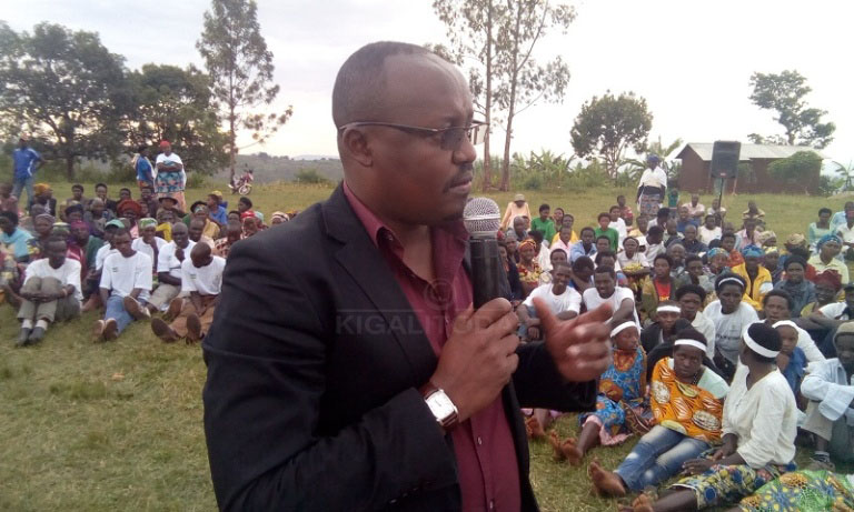 Umuyobozi w'Akarere ka Kamonyi yijeje uwambuwe na gitifu kumwishyuriza 
