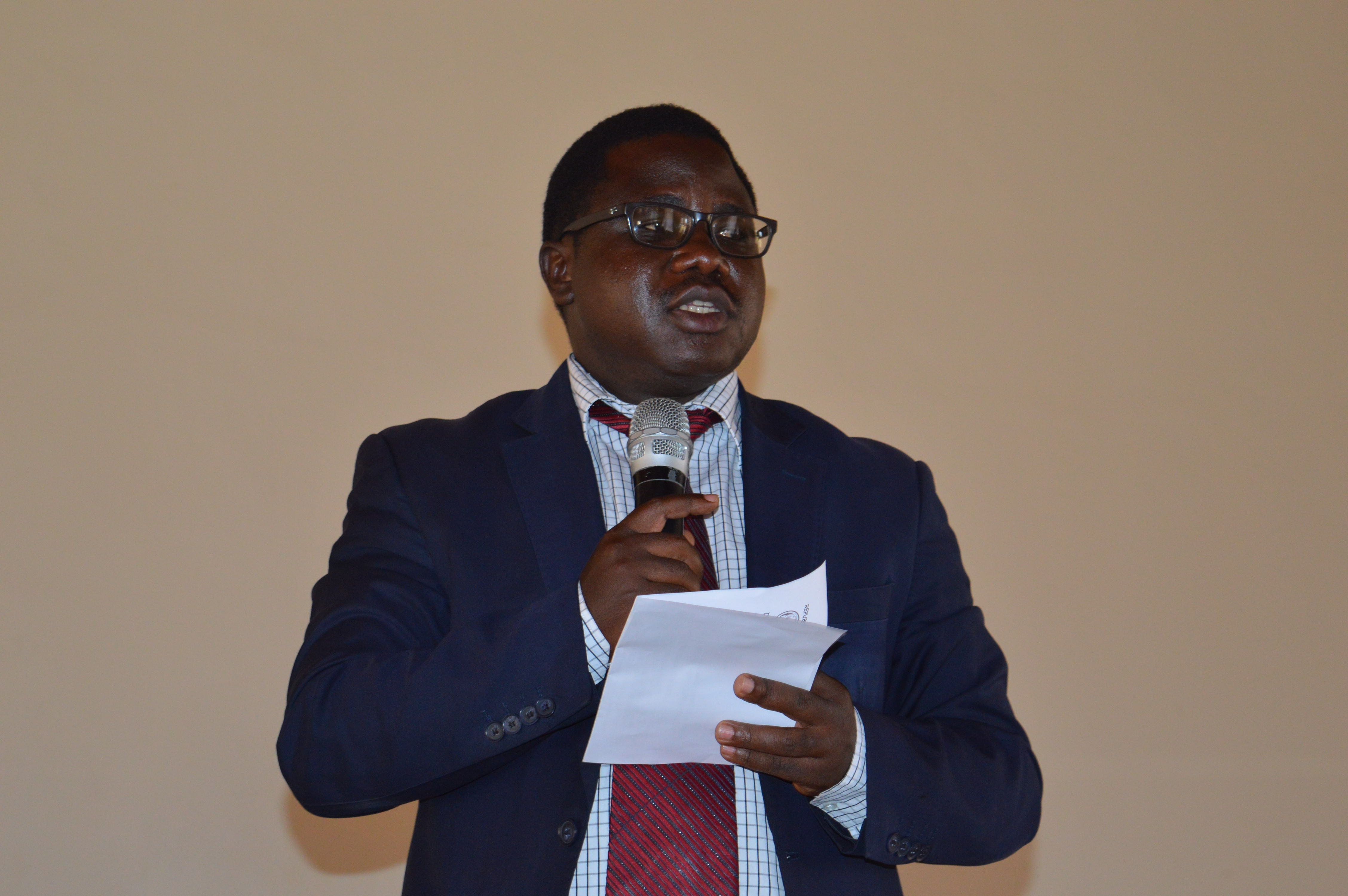 Mayor Habitegeko avuga ko kubura ubwatsi bidasobanuye gutwika imisozi, ababikora bazajya bahanwa