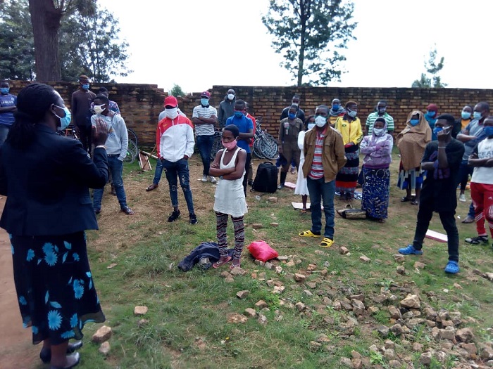 Umuyobozi w'Akarere ka Muhanga yafashe umwanya wo kubaganiriza mbere yo kubarekura