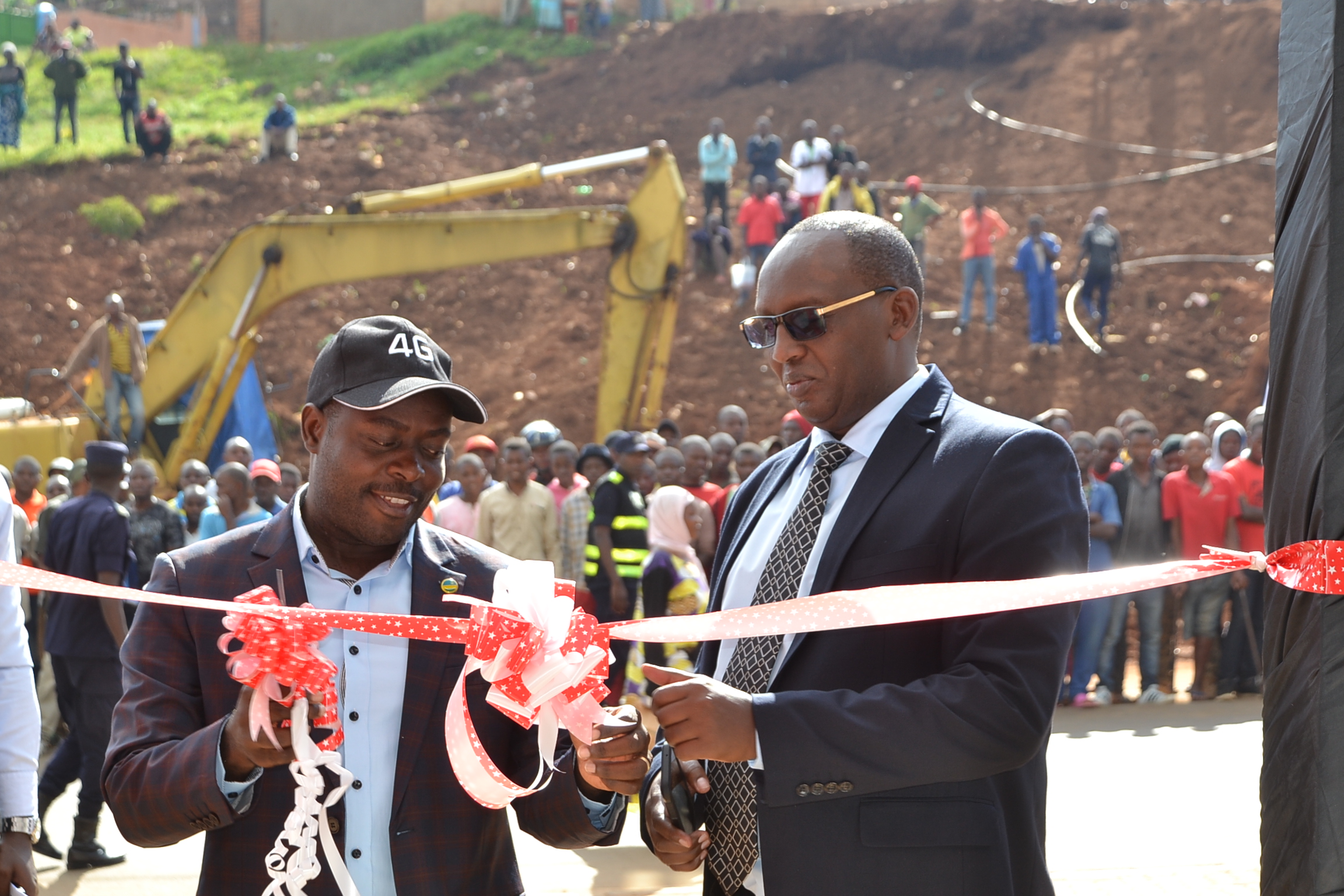 Umuyobozi w'Akarere ka Rusizi Harerimana Frederic n'umuyobozi muri KTRN, Karomba Mark, bafungura ku mugaragaro 4G Square mu Mujyi wa Rusizi