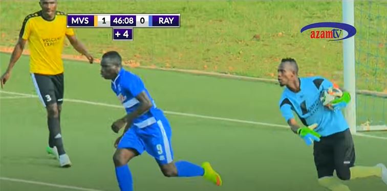 Mazimpaka André yahise yiruka kuri Moussa Camara amuziza gukuramo ibyo yashyizemo