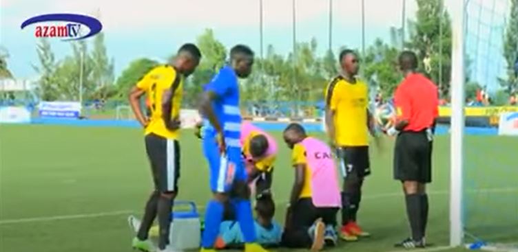 Mazimpaka André ubwo yavurwaga n'abaganga, Moussa Camara na we asa nk'aho hari ibyo ari kureba