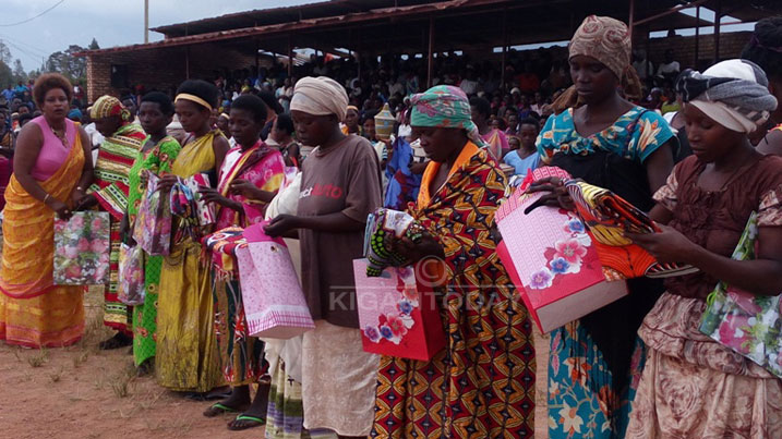 Abagore bo muri huye bizihije umunsi wabo baremera bagenzi babo