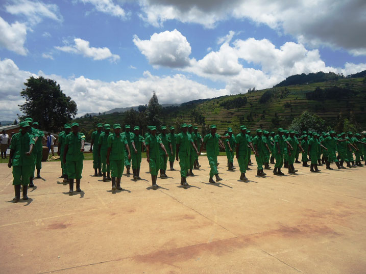 Mbere yo kurahira babanje akarasisi imbere y'abayobozi.