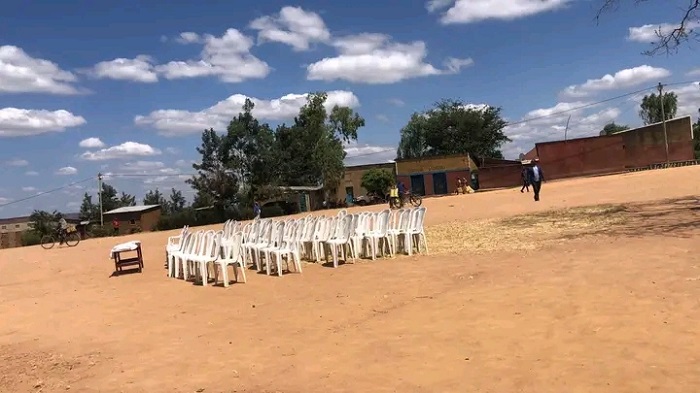 Mbere y'uko ahagera intebe zari zambaye ubusa