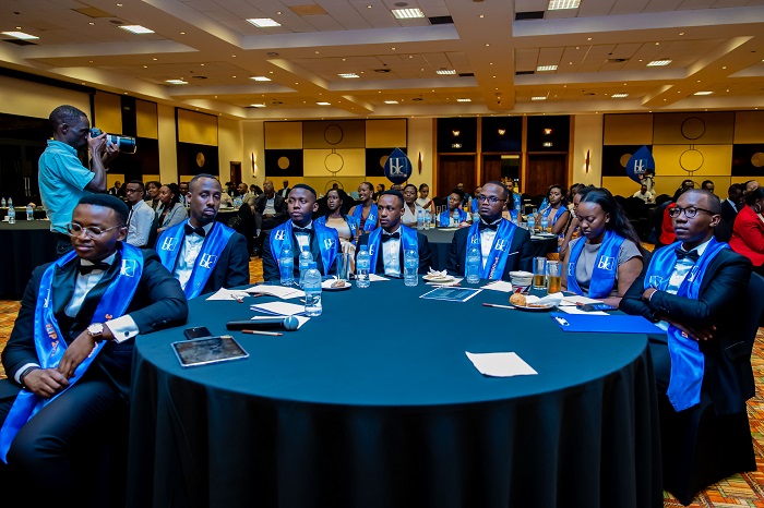 Mbere yo guhabwa seritifika abakozi bashya ba BK bari bafite akanyamuneza