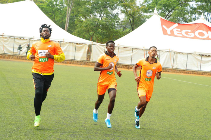 Mbogo Ally (uri ibumoso) yahawe imbabazi agaruka mu myitozo ya Gasogi United