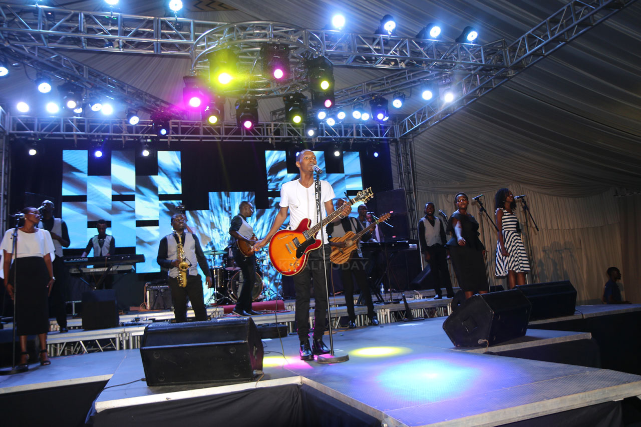 Mbonyi ari ku rubyiniro aririmba indirimbo zinogeye amatwi 